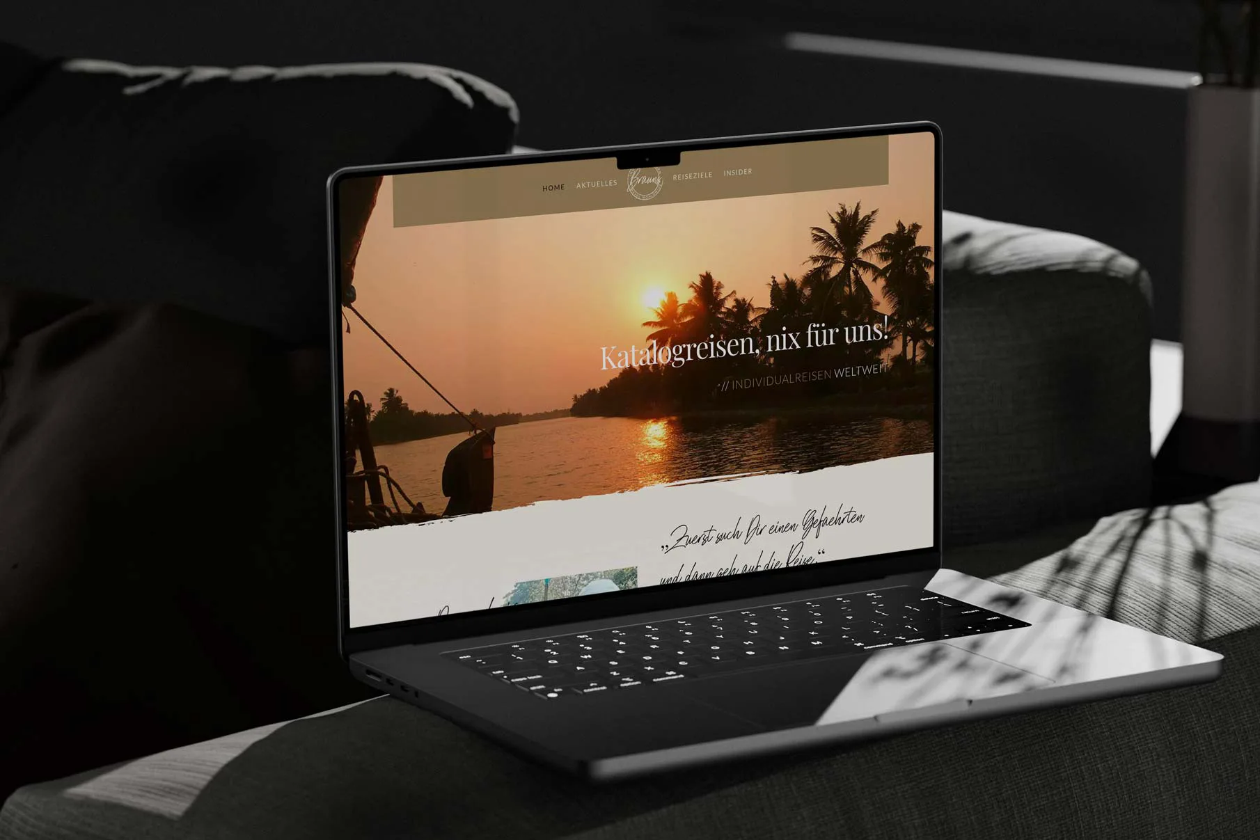 Individual Reisen Weltweit: Startseite auf einem Laptop mit Sonnenuntergang, Palmen und der Überschrift „Katalogreisen, nix für uns!“