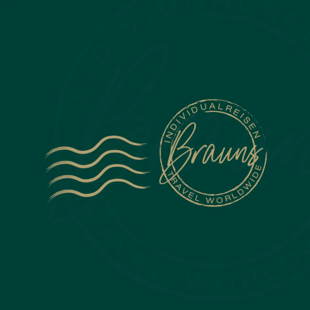 Individualreisen Brauns: goldfarbenes Rundlogo und drei Wellenlinien auf dunkelgrünem Grund